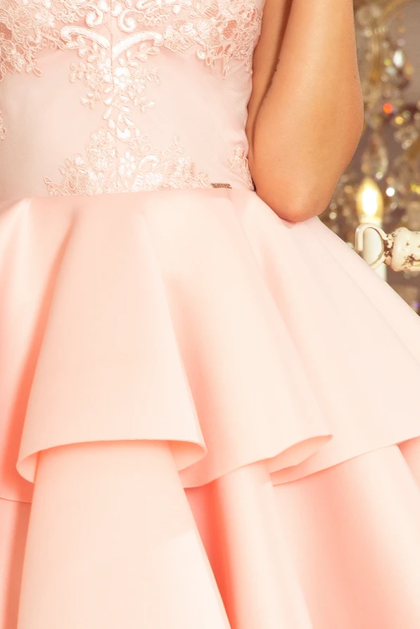 Ekskluzywna sukienka Alexis zachwyca delikatnym, różowym odcieniem i eleganckim koronkowym wykończeniem na górze. Falbany dodają jej lekkości i sprawiają, że sukienka Alexis jest idealnym wyborem na wyjątkowe okazje.