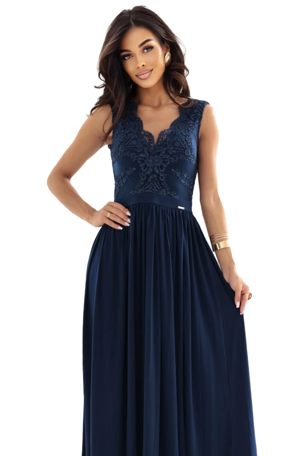 Modelka prezentuje elegancką granatową sukienkę maxi LEA z koronkową górą i rozcięciem na nodze – idealną na wesele i bal.