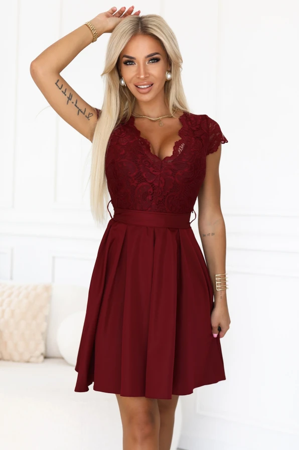Modelka w bordowej sukience Anna marki Numoco z koronkową górą i rozkloszowanym dołem, idealnej na wesela, przyjęcia i eleganckie uroczystości.