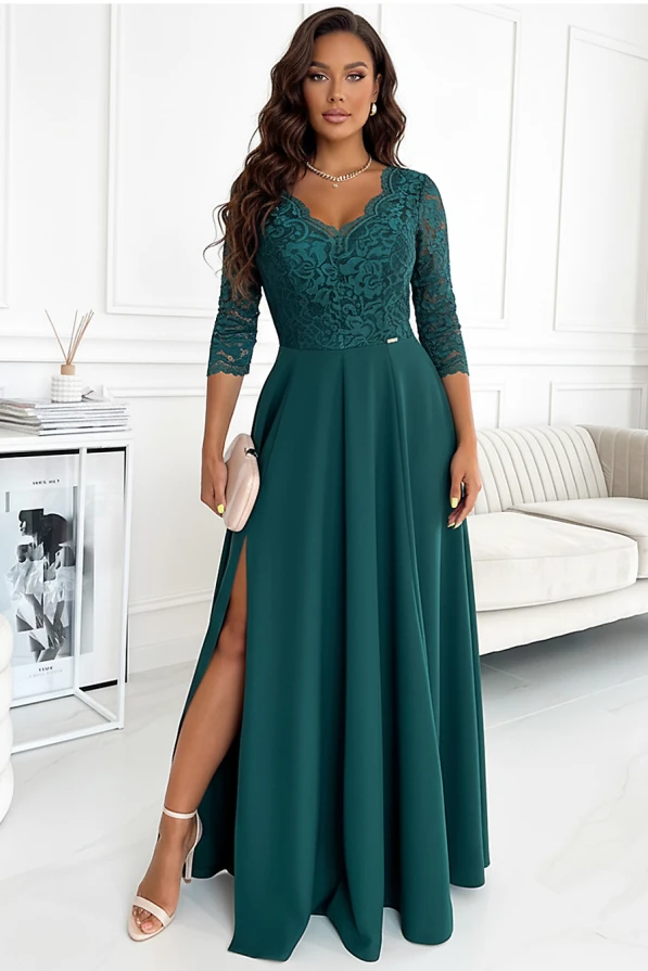 Elegancka sukienka Amber w kolorze głębokiej zieleni charakteryzuje się koronkową górą z rękawami 3/4 oraz zwiewnym dołem z efektownym rozcięciem. Sukienka Amber doskonale sprawdzi się na wyjątkowe okazje, podkreślając kobiecą sylwetkę.