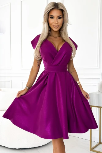 Na zdjęciu znajduje się rozkloszowana sukienka Scarlett w intensywnym fioletowym kolorze, która podkreśla talię za pomocą szerokiego pasa. Sukienka Scarlett ma elegancki dekolt w kształcie litery V i krótkie rękawy, co dodaje jej szyku i kobiecości.}