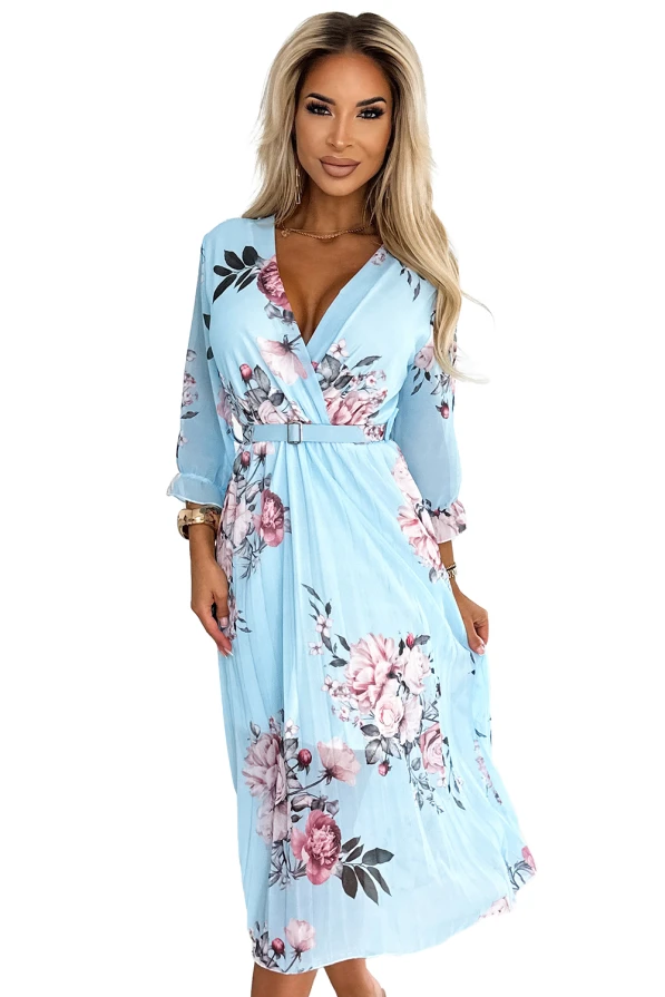 448-3 YUNA Plisowana sukienka midi z dekoltem i paskiem - RÓŻE na błękitnym tle