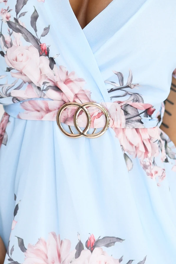 kobieca sukienka z falbankami i kwiatowym wzorem na błękitnym tle, z paskiem i kopertowym dekoltem. Lekka, szyfonowa tkanina. Marka Numoco. Produkcja europejska.