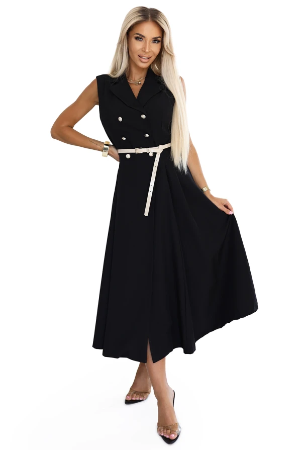 Modelka prezentuje czarną elegancką sukienkę midi bez rękawów z ozdobnymi guzikami i beżowym paskiem w talii od Numoco Basic, stojąc w jasnym, nowoczesnym wnętrzu. Stylowa, klasyczna propozycja idealna na lato, spotkania i codzienne stylizacje.