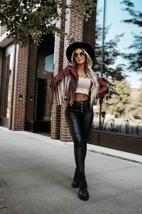 Elegancka ramoneska z frędzlami w odcieniu burgundowym, wyróżniająca się nietuzinkowym designem i efektownymi detalami.