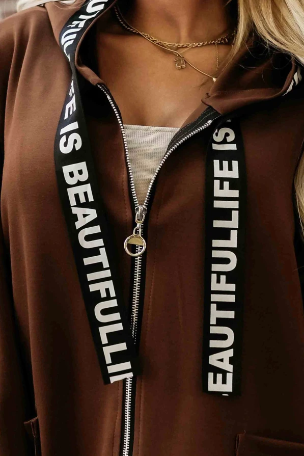 Modelka prezentuje elegancki płaszczyk damski Numoco Basic w odcieniu czekoladowym, zestawiony w casualowej stylizacji miejskiej.