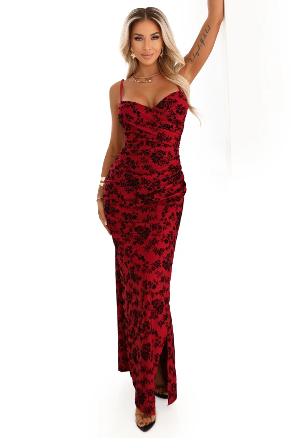 Długa bordowa sukienka na wesele Numoco Basic – dopasowana maxi w czarny kwiatowy wzór, zmysłowe rozcięcie