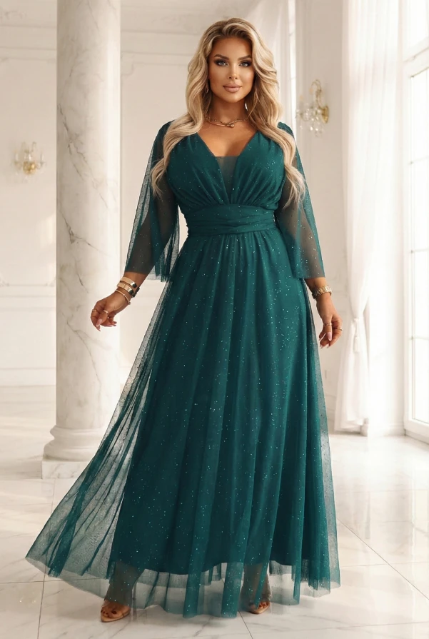 Elegancka zielona sukienka plus size maxi z połyskiem i dekoltem V – modelka prezentuje stylizację wieczorową Numoco.
