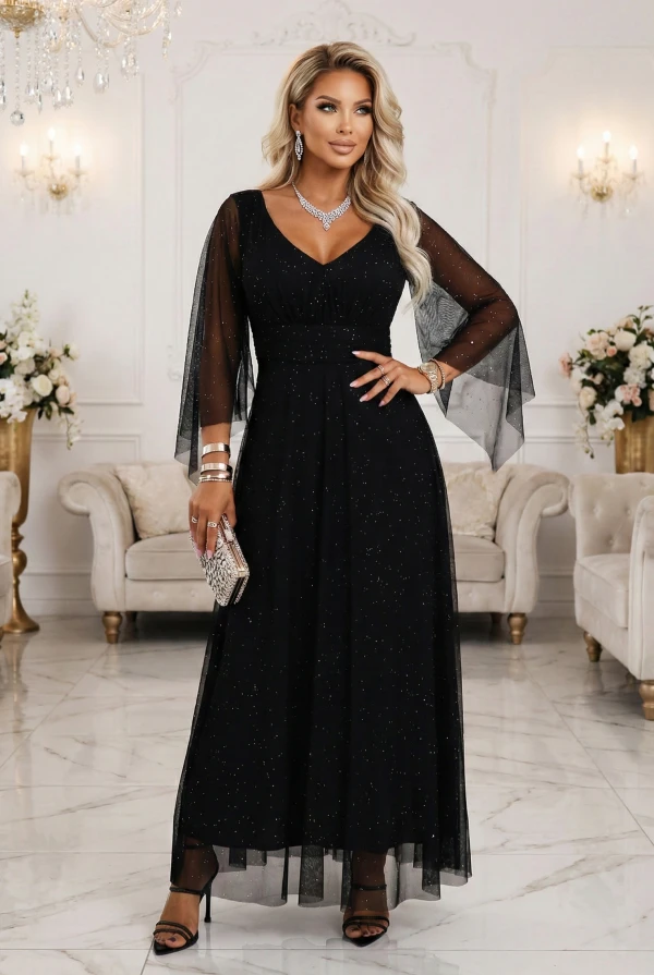 Elegancka czarna sukienka maxi z błyszczącymi detalami i tiulowymi rękawami na bal, stylizowana na modelce plus size w luksusowym wnętrzu glamour.
