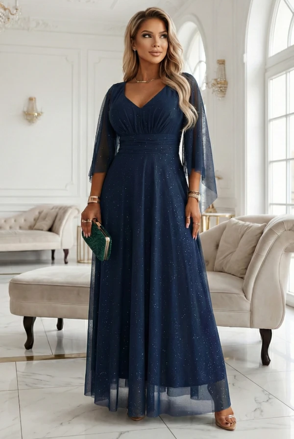 Granatowa brokatowa sukienka maxi z dekoltem V i rękawami motyl, idealna również dla kobiet plus size, prezentowana przez modelkę w jasnym wnętrzu.