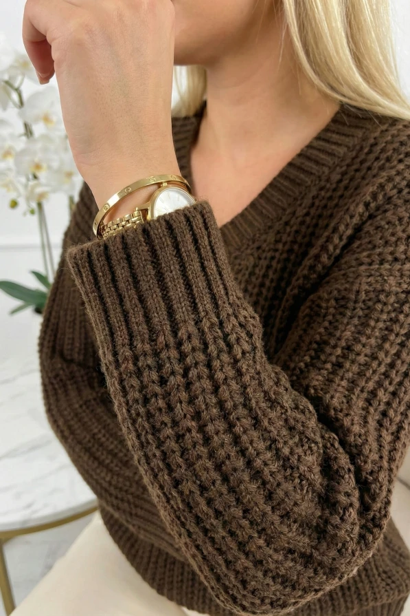 Sweter damski w kolorze czekoladowym Numoco Basic, miękka dzianina, dekolt V, styl casual elegance